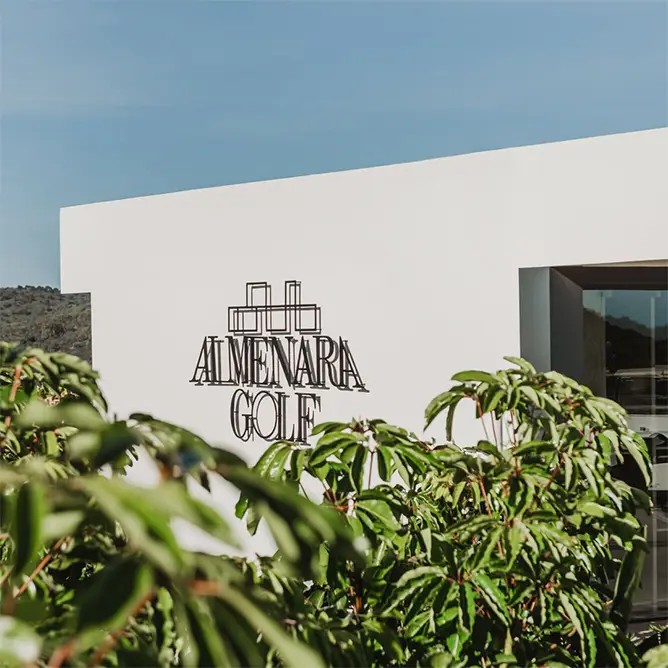 L'extérieur blanc du club de golf Alemenara.