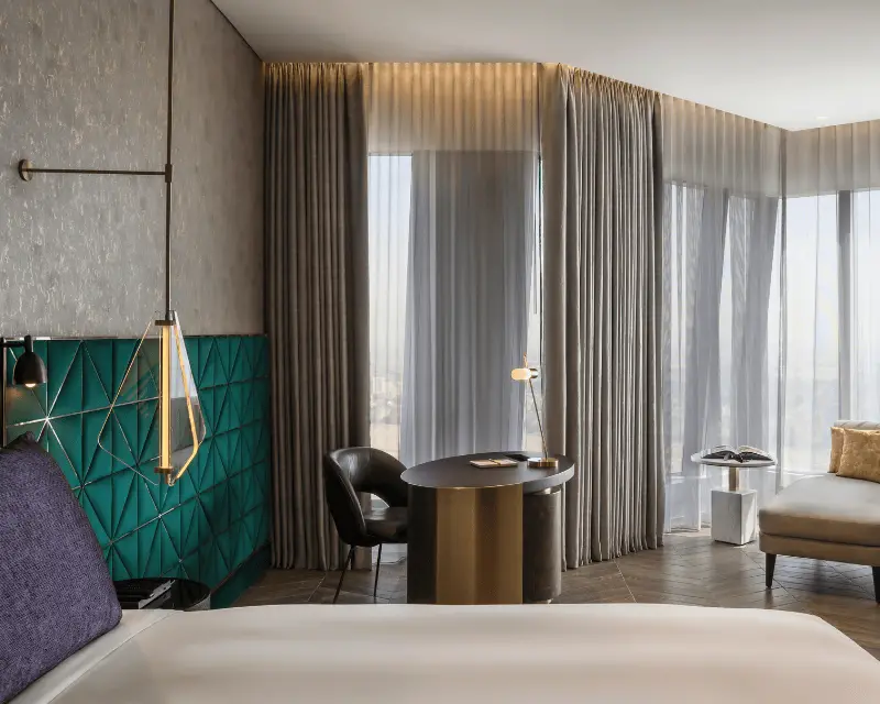 http://Atelier%20Suite%20with%20an%20open%20plan%20layout,%20a%20king%20size%20bed,%20a%20desk%20and%20lounge%20bed