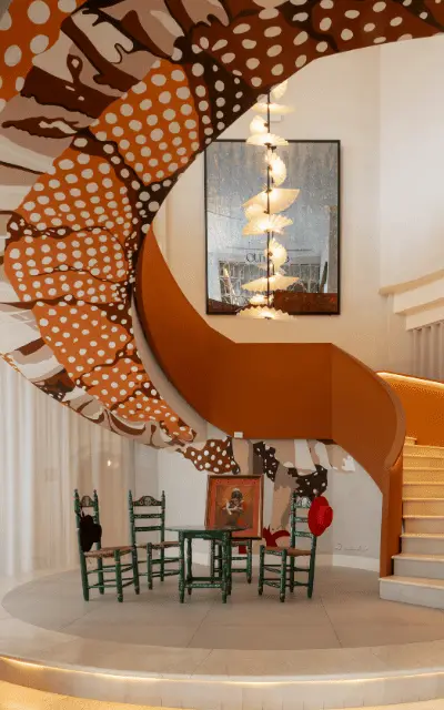 http://A%20spiral%20staircase%20in%20a%20bright%20white%20room,%20showcasing%20elegant%20curves%20and%20modern%20design.
