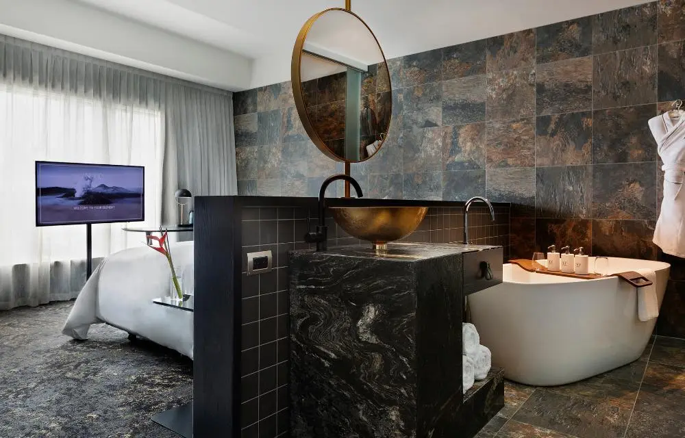 http://Hotel%20bedroom%20with%20open%20bathroom%20concept