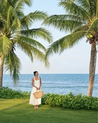 Dressed in white. Styled by the sea.Palms in perfect symmetry. Endless blue. A moment in SO/ style.Effortless resort living, with an artful edge.🔗 Discover more: click link in bio#sosofitelhuahin #sohotelsandresorts #chaambeach #huahin #beachhotel